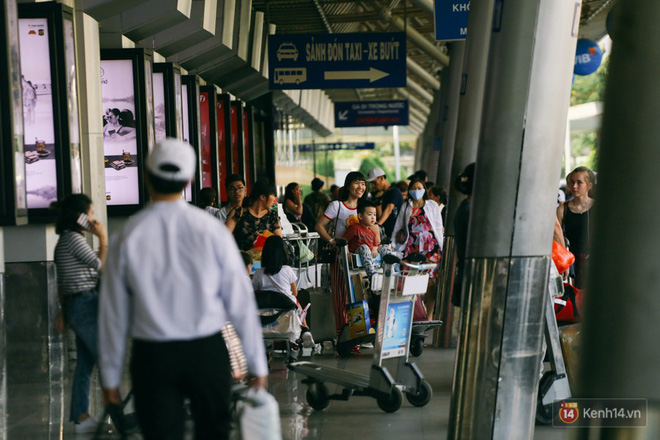 Ùn ùn trở về Sài Gòn sau kỳ nghỉ lễ 30/4, hàng trăm hành khách xếp hàng dài mệt mỏi chờ taxi ở sân bay Tân Sơn Nhất Ùn ùn trở về Sài Gòn sau kỳ nghỉ lễ 30/4, hàng trăm hành khách xếp hàng dài mệt mỏi chờ taxi ở sân bay Tân Sơn Nhất